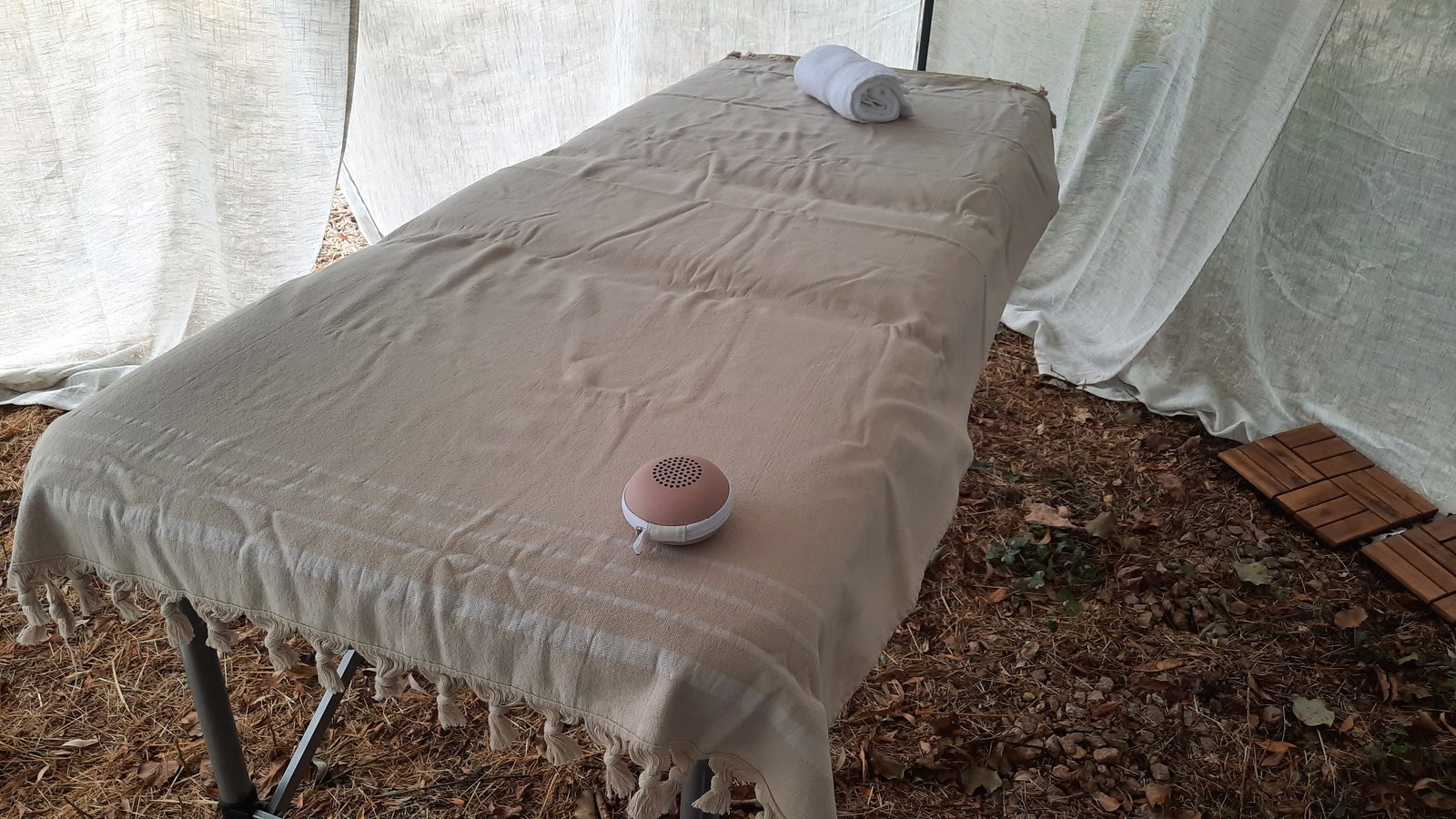 La tente de massage au camping du Domaine de Mépillat, l'été